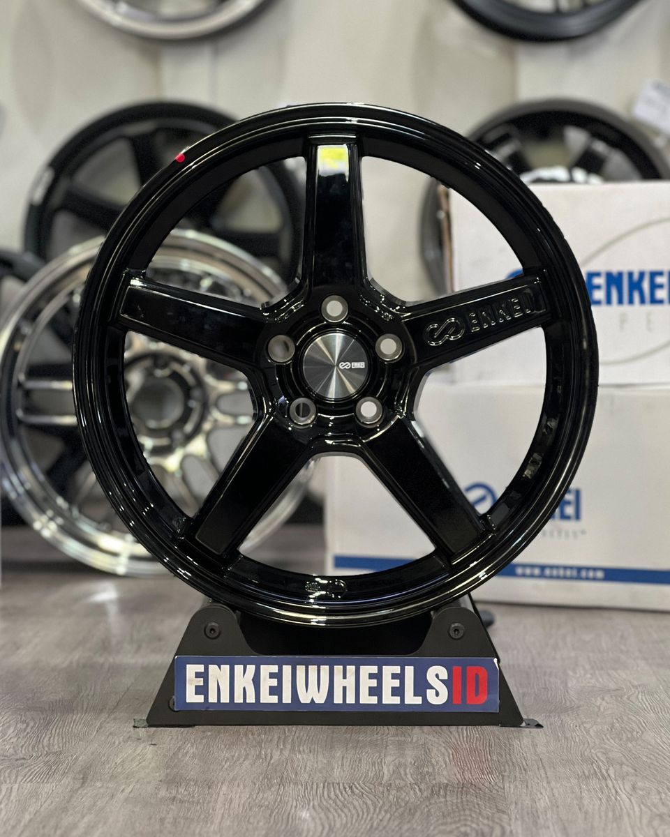 Enkei Quasar 18 Gloss Black